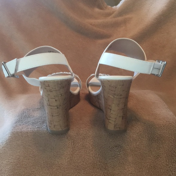 Fun white wedges - Picture 4 of 4
